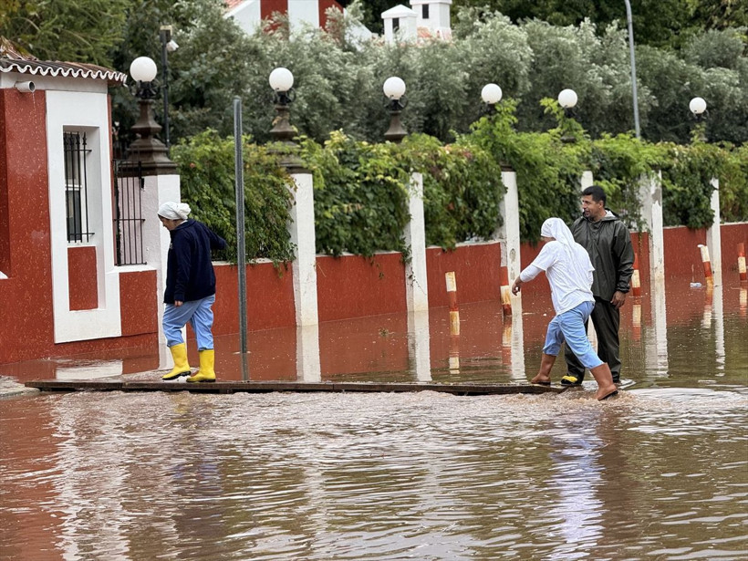 Muğla’da sağanak ve fırtına hayatı felç etti: Ölüdeniz’in turkuaz suları kahverengiye döndü - Resim: 4