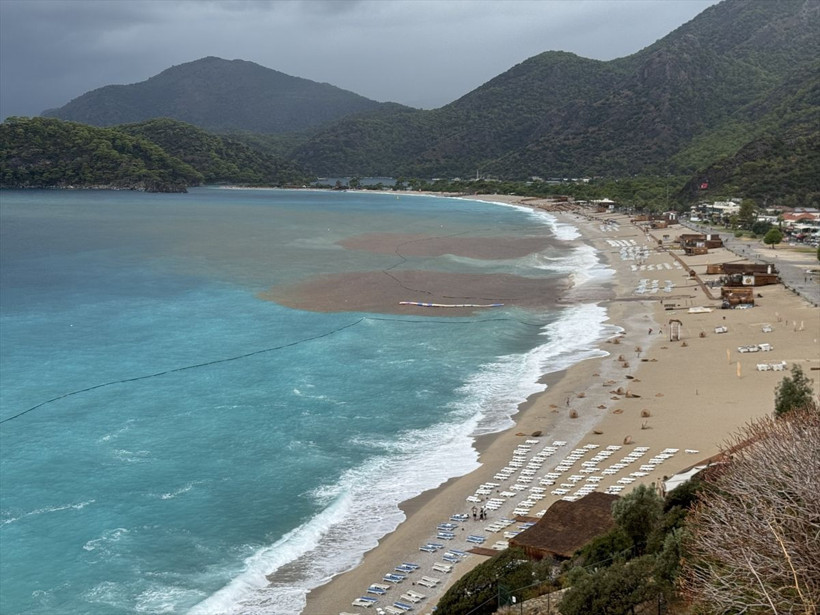 Muğla’da sağanak ve fırtına hayatı felç etti: Ölüdeniz’in turkuaz suları kahverengiye döndü - Resim: 6
