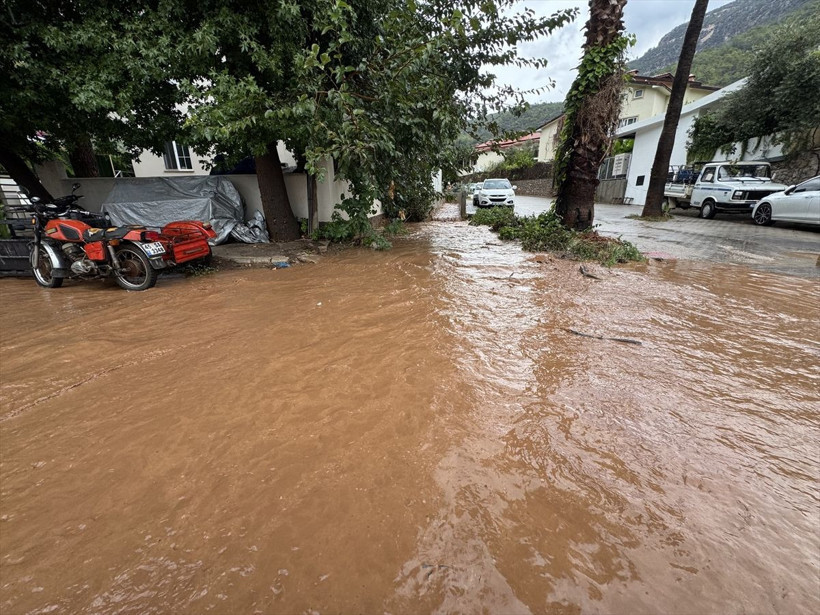 Muğla’da sağanak ve fırtına hayatı felç etti: Ölüdeniz’in turkuaz suları kahverengiye döndü - Resim: 7