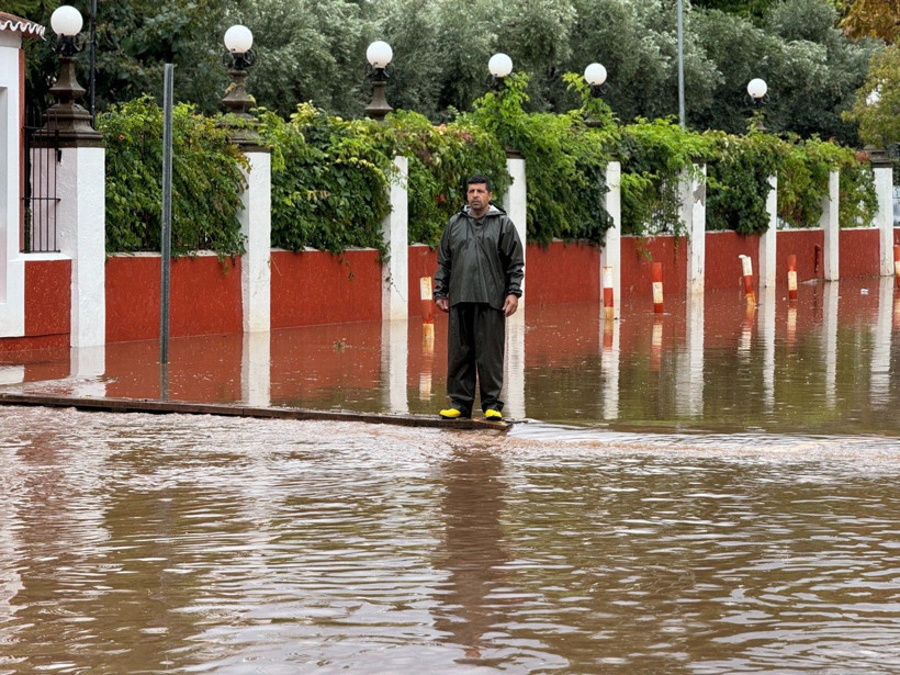Muğla’da sağanak ve fırtına hayatı felç etti: Ölüdeniz’in turkuaz suları kahverengiye döndü - Resim: 12