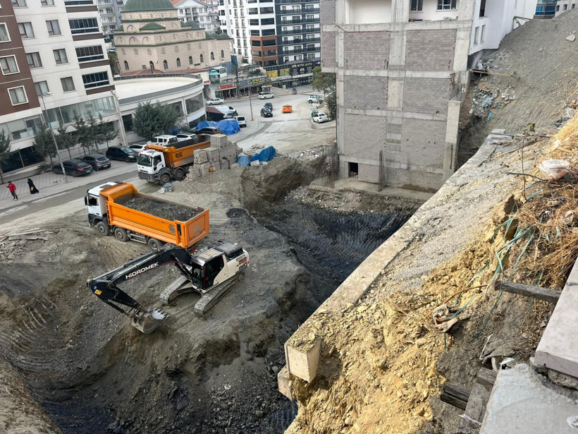 Ankara’da inşaat kazısında toprak kaydı, yanındaki 17 katlı bina tahliye edildi - Resim: 1