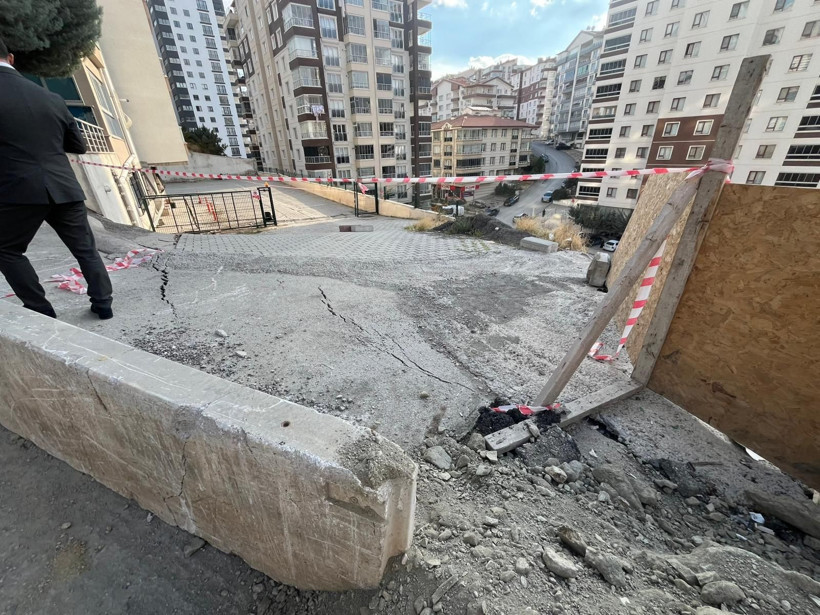 Ankara’da inşaat kazısında toprak kaydı, yanındaki 17 katlı bina tahliye edildi - Resim: 4