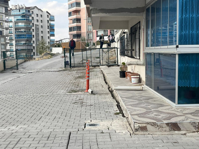 Ankara’da inşaat kazısında toprak kaydı, yanındaki 17 katlı bina tahliye edildi - Resim: 5