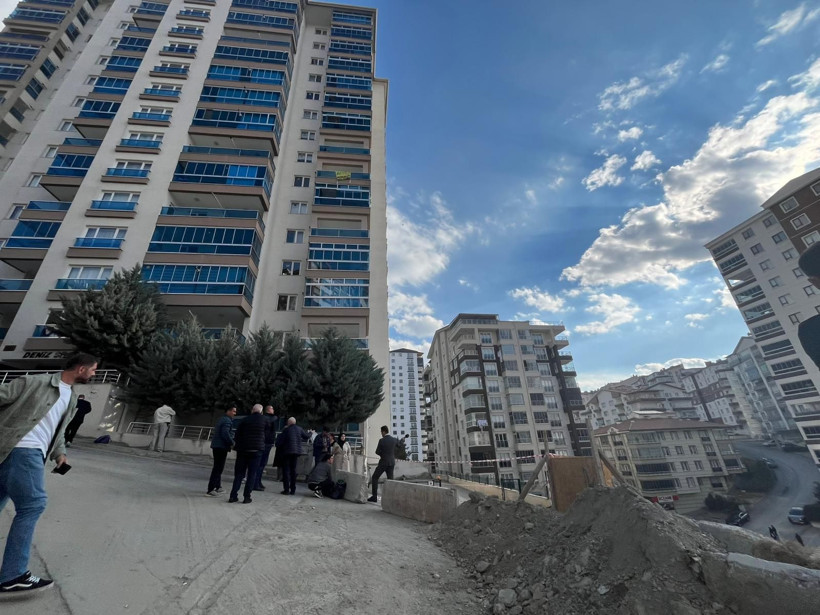 Ankara’da inşaat kazısında toprak kaydı, yanındaki 17 katlı bina tahliye edildi - Resim: 3