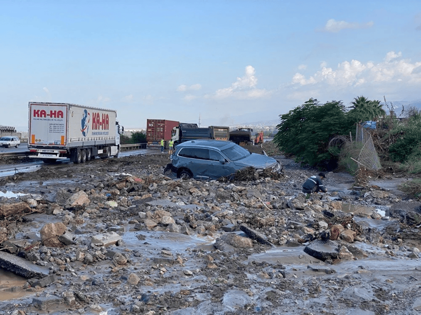 Hatay'da heyelan faciası: Otoyol kapandı - Resim: 1