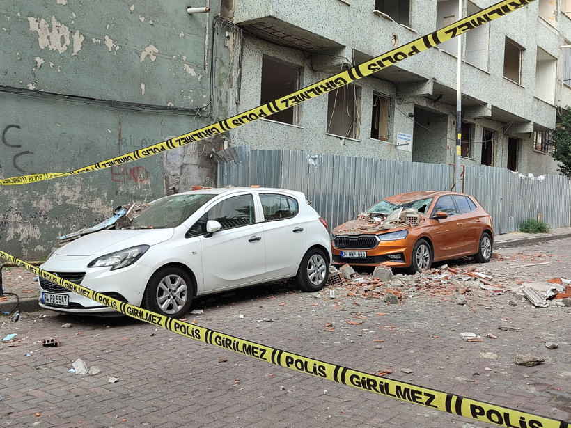 Bayrampaşa’da balkon çöktü: 2 araç kullanılamaz hale geldi - Resim : 1