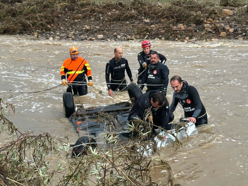 İzmir'i sağanak vurdu! Ev ve işyerlerini su bastı, 1 kişi kayıp - Resim: 15