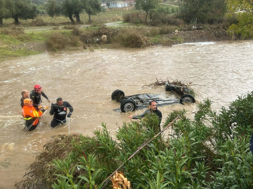 İzmir'i sağanak vurdu! Ev ve işyerlerini su bastı, 1 kişi kayıp - Resim: 14