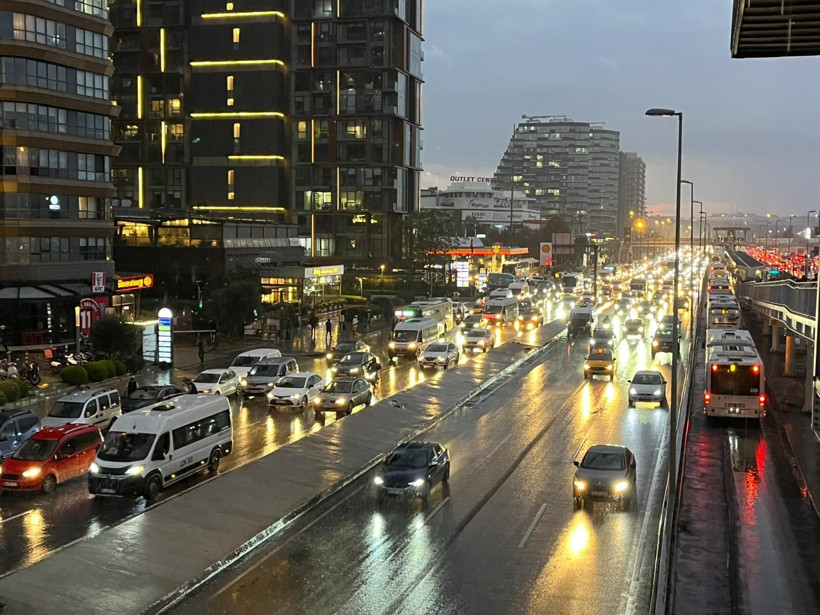 İstanbul'da beklenen yağış başladı! Trafik yoğunluğu oluştu - Resim: 5