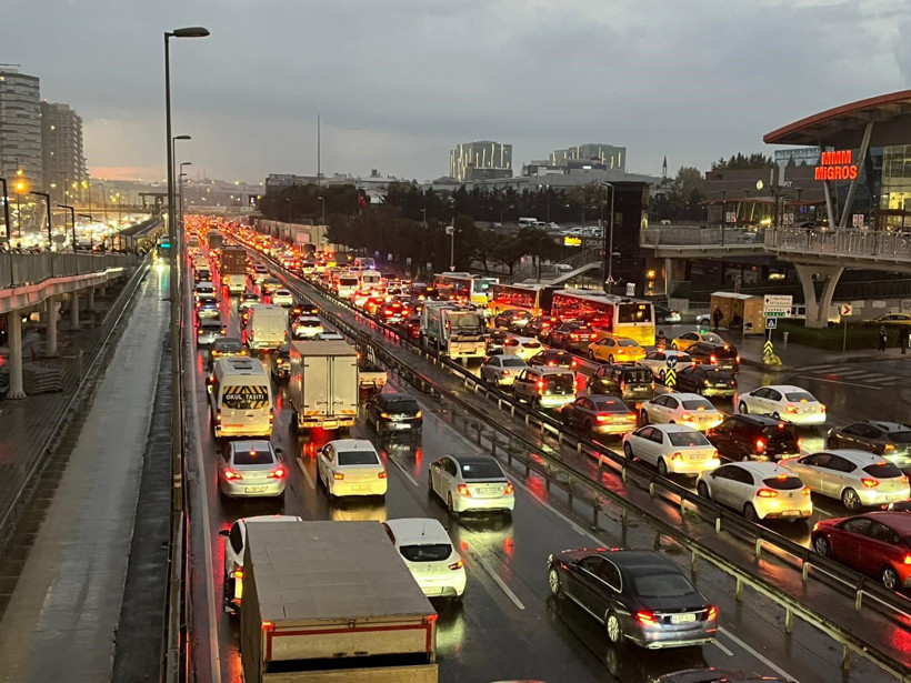 İstanbul'da beklenen yağış başladı! Trafik yoğunluğu oluştu - Resim: 6