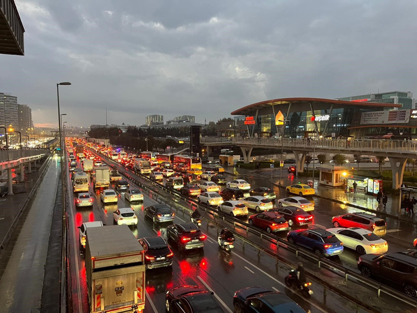 İstanbul'da beklenen yağış başladı! Trafik yoğunluğu oluştu - Resim: 4