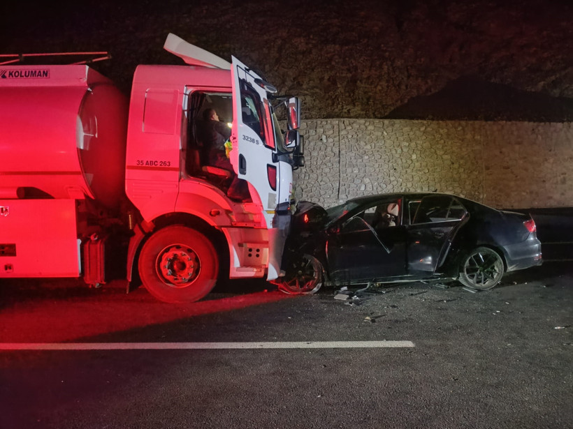 Van'da yakıt tankeri ile otomobil çarpıştı: 2 ölü, 4 yaralı - Resim : 1