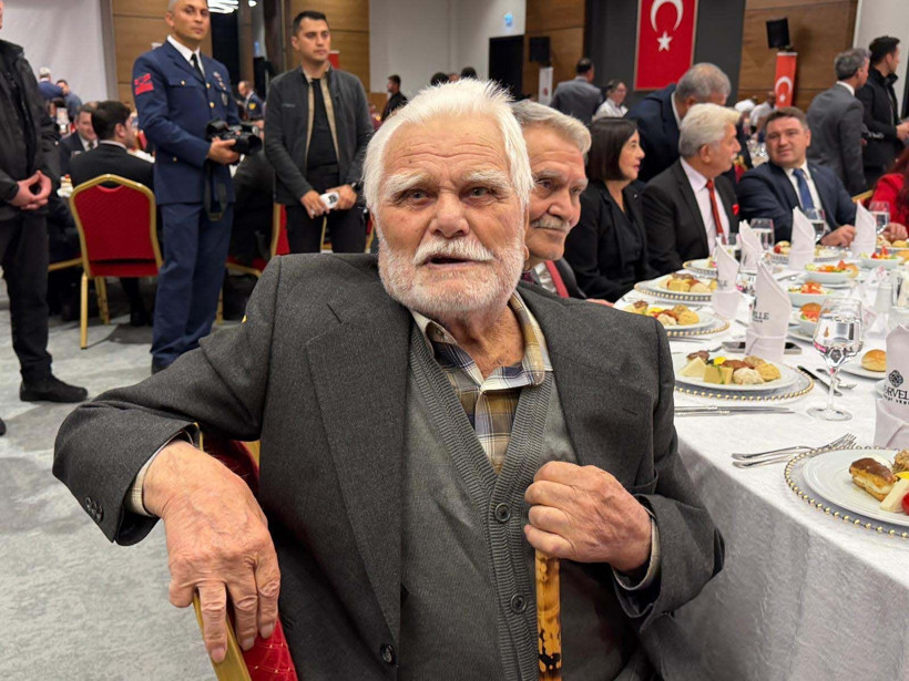 Eskişehir’de Cumhuriyet Pastasını 102 yaşındaki Ali Sezer kesti - Resim: 2