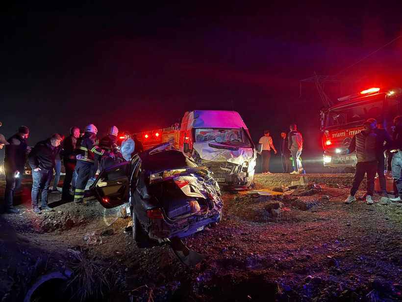 Diyarbakır’da 5 aracın karıştığı zincirleme kaza: 5 ölü, 13 yaralı - Resim: 1