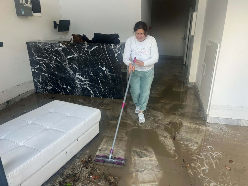 İzmir'de etkili olan sağanak hayatı felç etti: Dereler taştı, denizin rengi değişti, evleri su bastı - Resim: 6