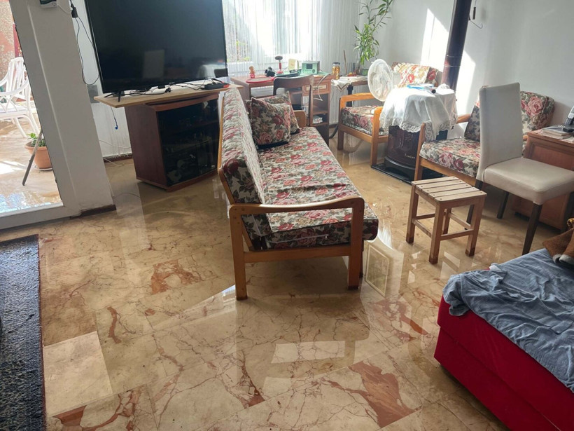 İzmir'de etkili olan sağanak hayatı felç etti: Dereler taştı, denizin rengi değişti, evleri su bastı - Resim: 7