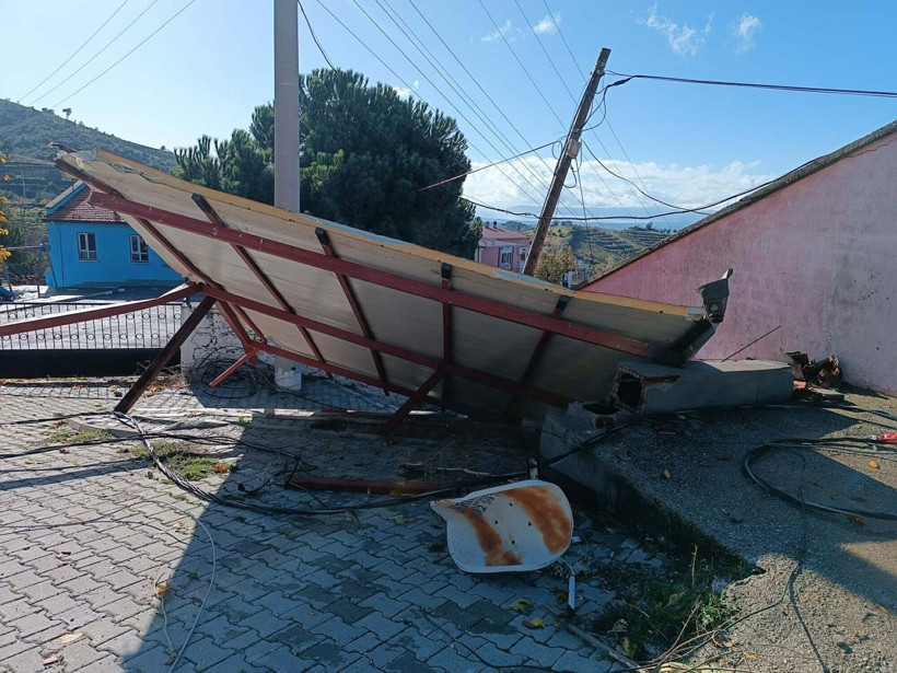 İzmir'de etkili olan sağanak hayatı felç etti: Dereler taştı, denizin rengi değişti, evleri su bastı - Resim: 17