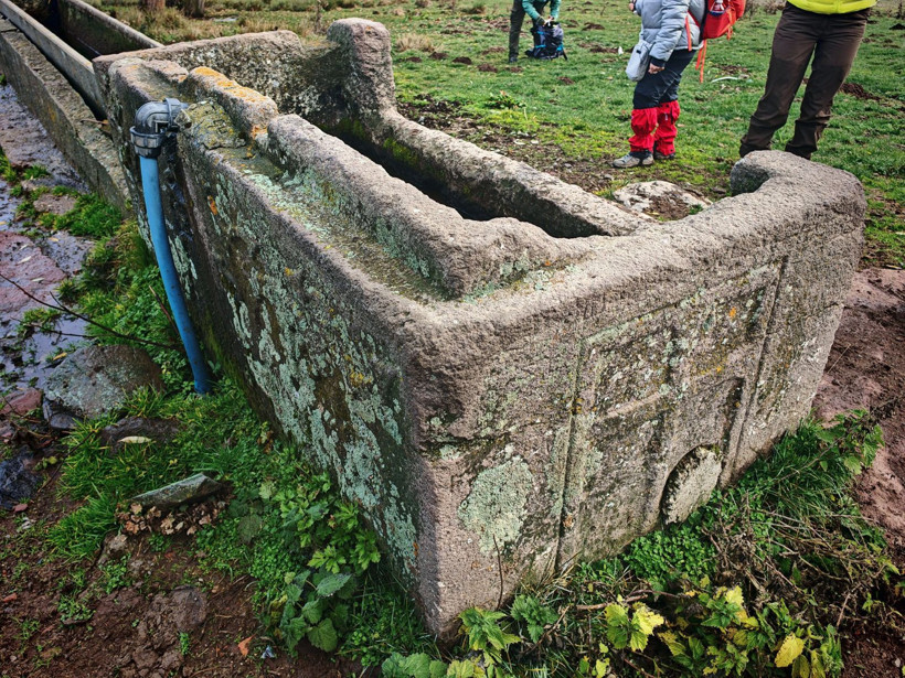 Doğa yürüyüşünde, su oluğu olarak kullanılan lahit buldular - Resim: 1