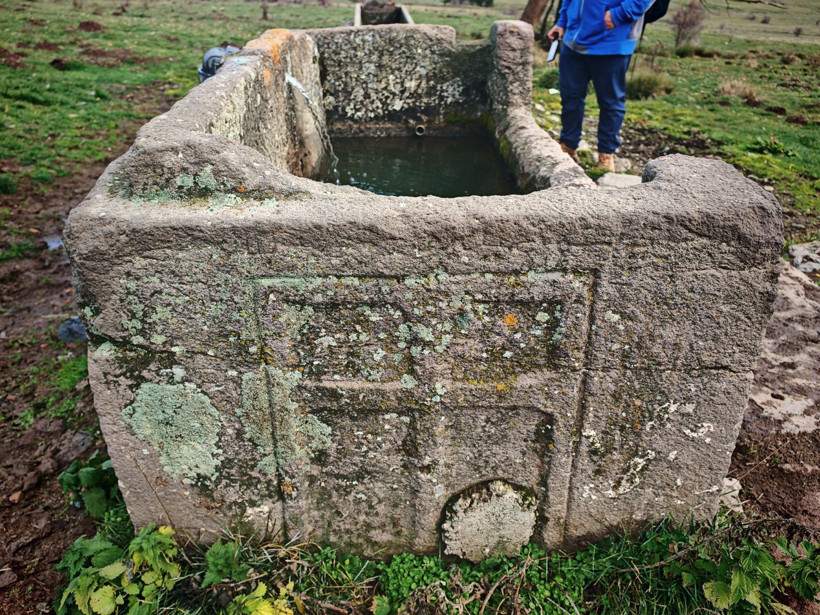 Doğa yürüyüşünde, su oluğu olarak kullanılan lahit buldular - Resim: 3