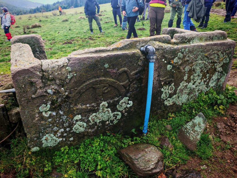 Doğa yürüyüşünde, su oluğu olarak kullanılan lahit buldular - Resim: 2
