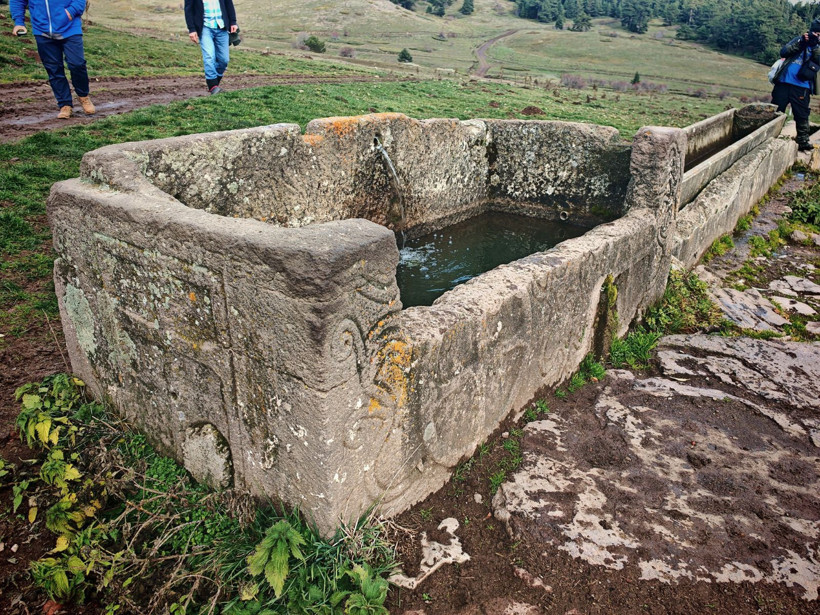 Doğa yürüyüşünde, su oluğu olarak kullanılan lahit buldular - Resim: 4