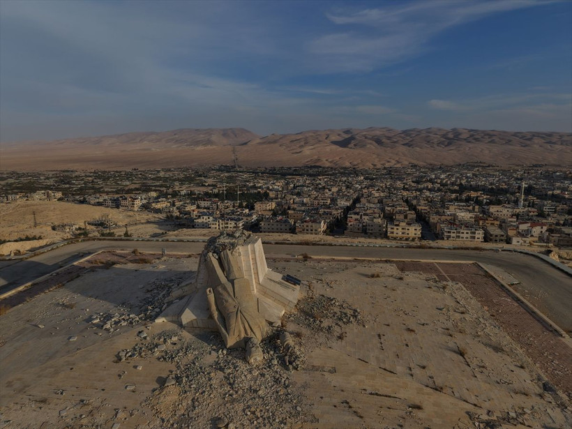 Devrik rejimin yıkık heykeli havadan görüntülendi - Resim: 9