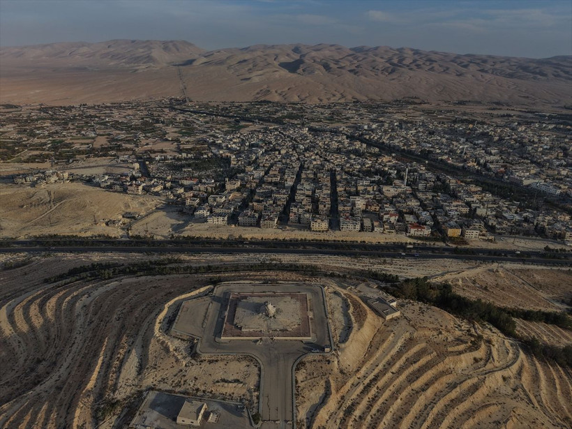 Devrik rejimin yıkık heykeli havadan görüntülendi - Resim: 12