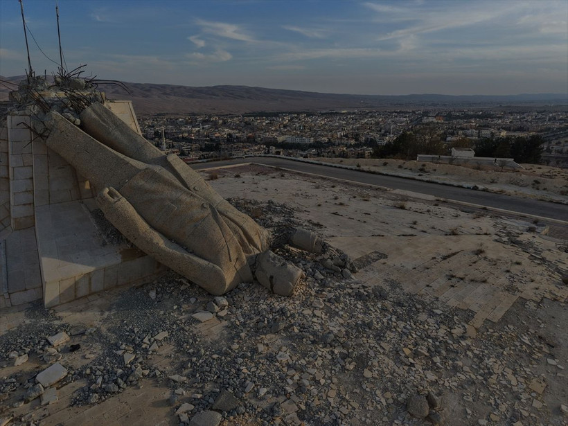 Devrik rejimin yıkık heykeli havadan görüntülendi - Resim: 1