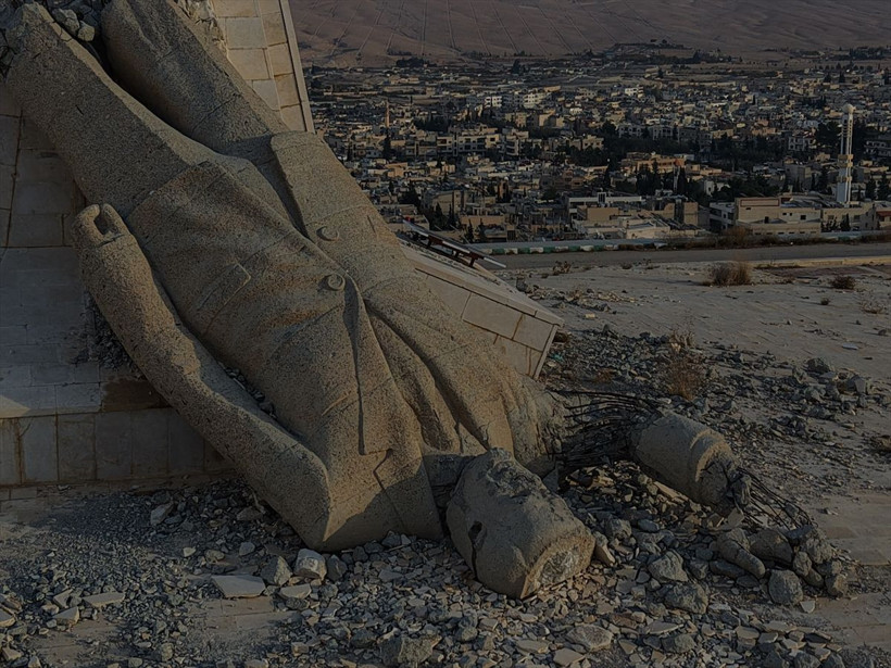 Devrik rejimin yıkık heykeli havadan görüntülendi - Resim: 2