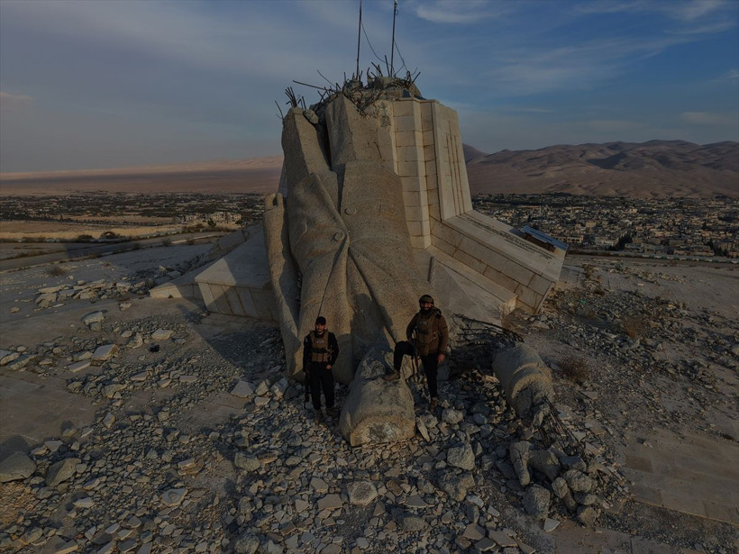 Devrik rejimin yıkık heykeli havadan görüntülendi - Resim: 3