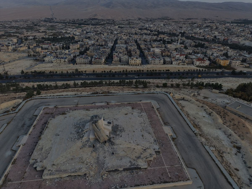 Devrik rejimin yıkık heykeli havadan görüntülendi - Resim: 4