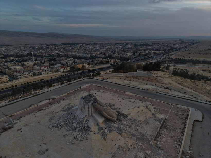 Devrik rejimin yıkık heykeli havadan görüntülendi - Resim: 5
