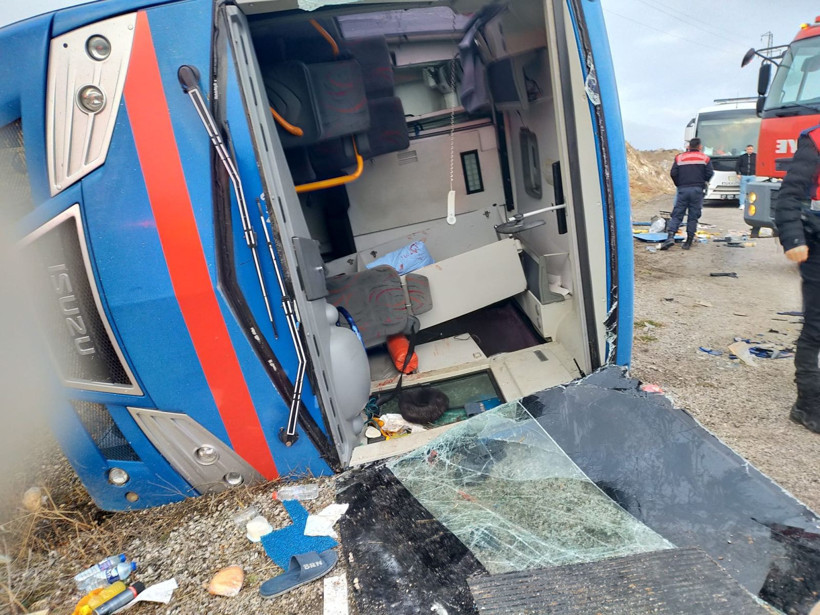 Sivas'ta cezaevi nakil aracı devrildi: 2'si ağır 9 yaralı - Resim: 2