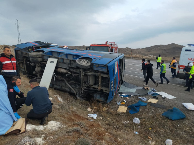 Sivas'ta cezaevi nakil aracı devrildi: 2'si ağır 9 yaralı - Resim: 4