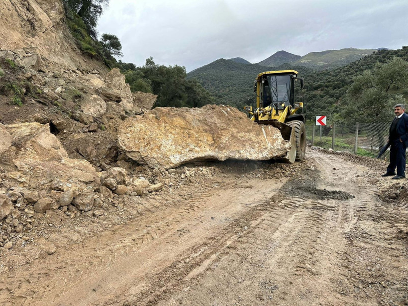 Dağdan kopan kayalar, kara yolunu kapadı - Resim: 4