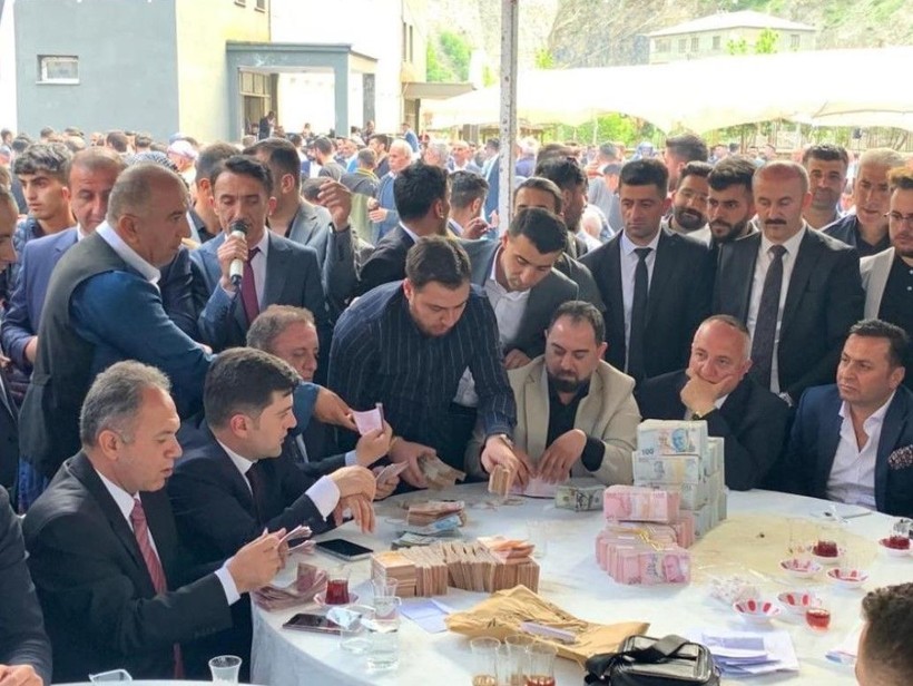 Bir aşiret düğünü klasiği... 7 kişi anca sayabildi! Geline 15 kilo altın, damada 5 milyon 300 bin TL takıldı - Resim: 3