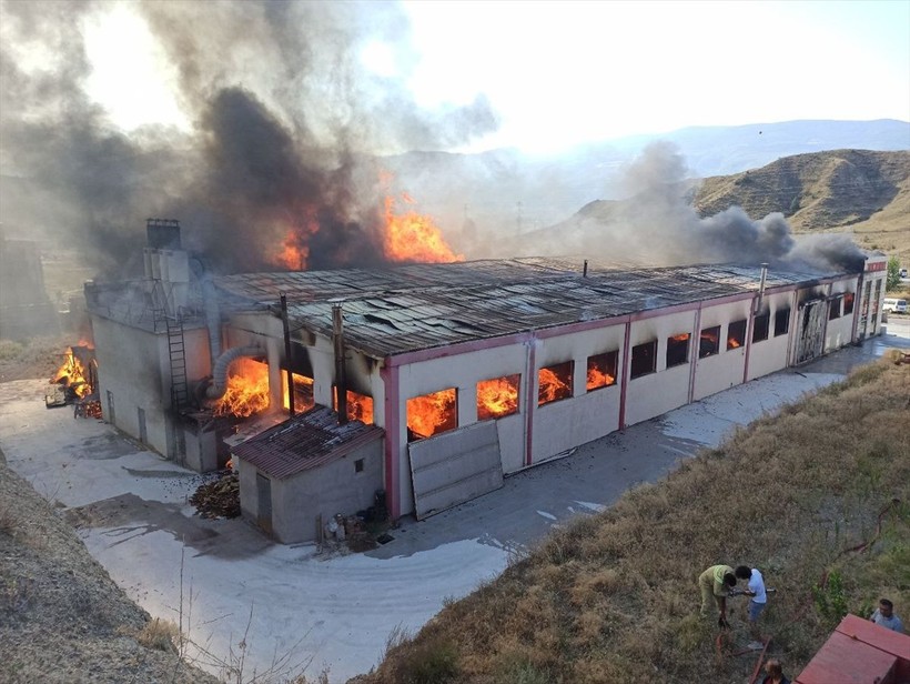 Kastamonu'da kapı fabrikası yanıyor! Alevlerle mücadele sürüyor - Resim: 4