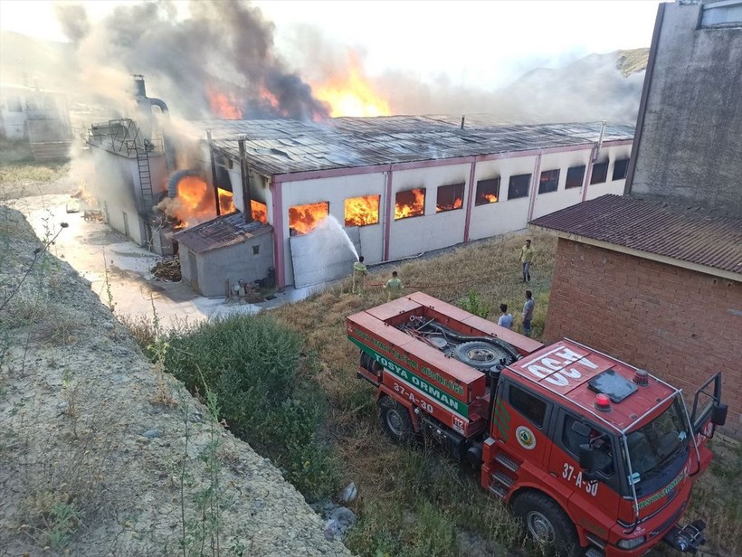 Kastamonu'da kapı fabrikası yanıyor! Alevlerle mücadele sürüyor - Resim: 2
