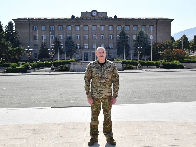 İlham Aliyev, işgalcilerin başkent olarak gördüğü Hankendi'de Azerbaycan bayrağını göndere çekti - Resim: 9