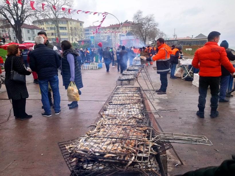 Düzce'de hamsi festivali: Metrelerce uzunlukta mangal kuruldu herkes balığa doydu - Resim: 8