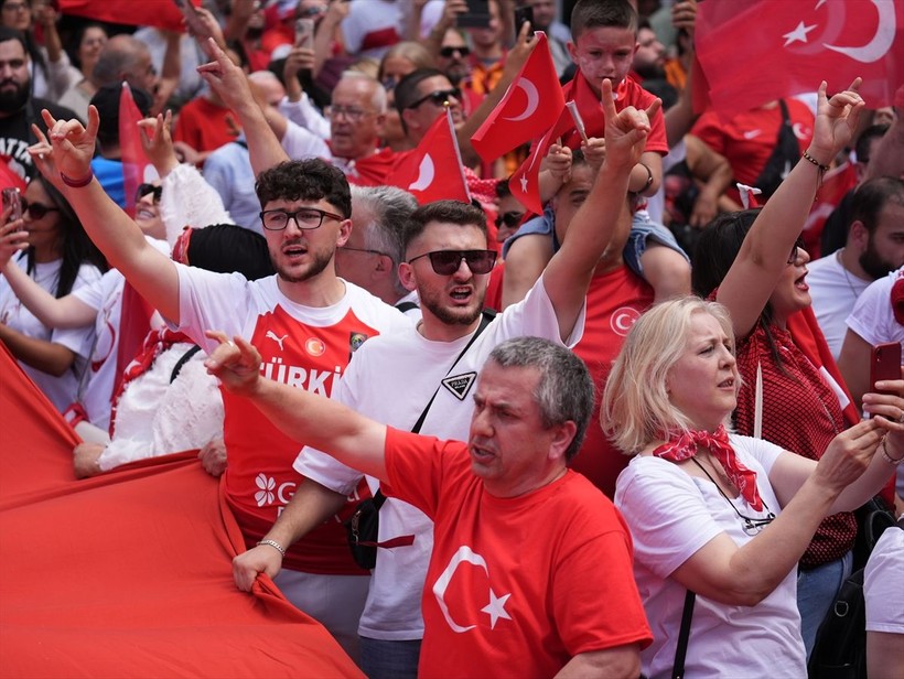 Almanya kırmızı-beyaza boyandı! Hollanda karşılaşması öncesi Türk taraftarlar Berlin sokaklarında - Resim: 13
