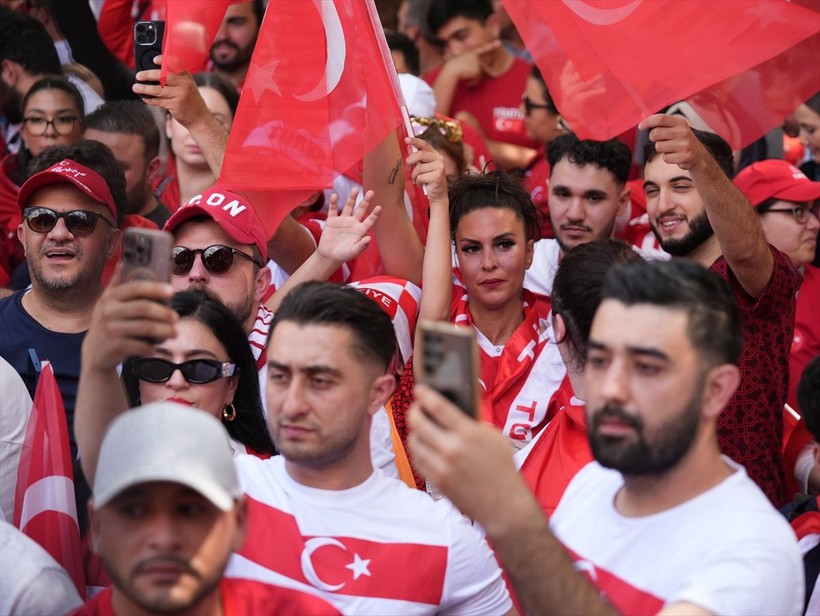 Almanya kırmızı-beyaza boyandı! Hollanda karşılaşması öncesi Türk taraftarlar Berlin sokaklarında - Resim: 2