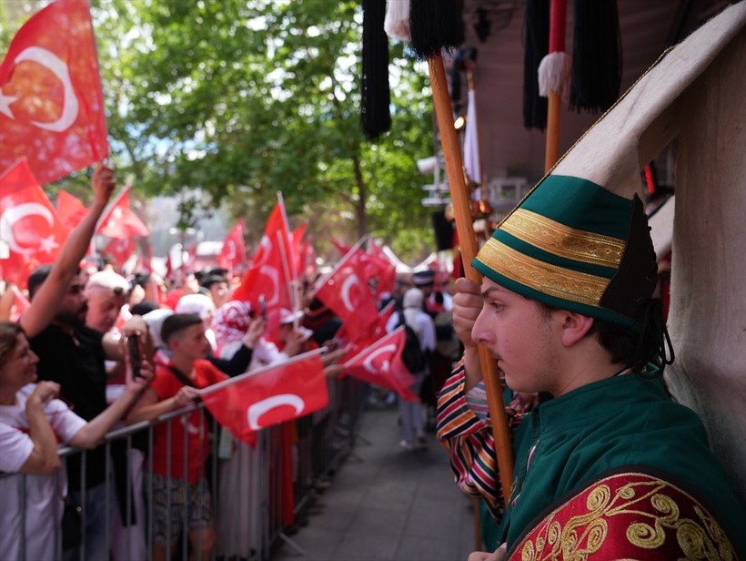 Almanya kırmızı-beyaza boyandı! Hollanda karşılaşması öncesi Türk taraftarlar Berlin sokaklarında - Resim: 9