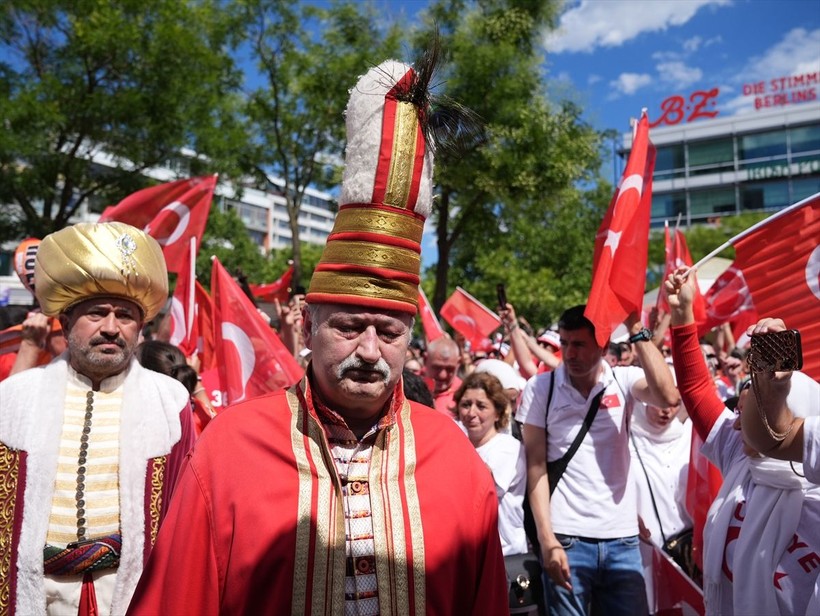 Almanya kırmızı-beyaza boyandı! Hollanda karşılaşması öncesi Türk taraftarlar Berlin sokaklarında - Resim: 10