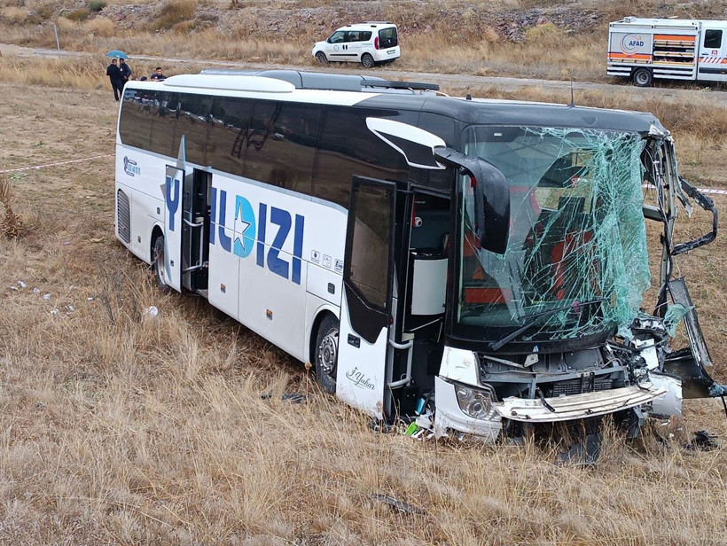 Sivas'ta otobüs kazası: 3'ü ağır 18 yaralı - Resim: 4