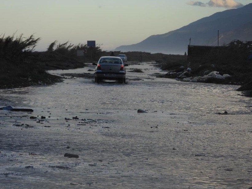 Hatay’da deniz taştı! iş yerleri ve caddeler su altında kaldı - Resim: 12
