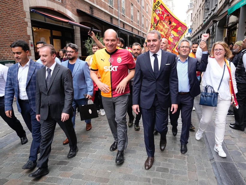Manneken Pis heykeli, Galatasaray formasını giydi - Resim: 6