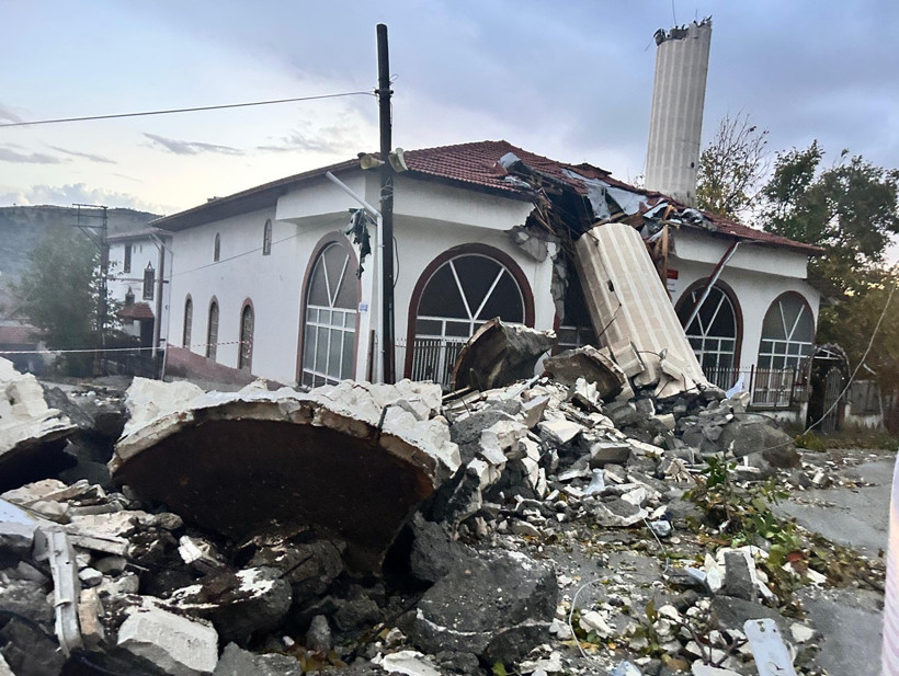 Fırtına minareyi yıktı: Cemaat ölümden döndü - Resim : 1