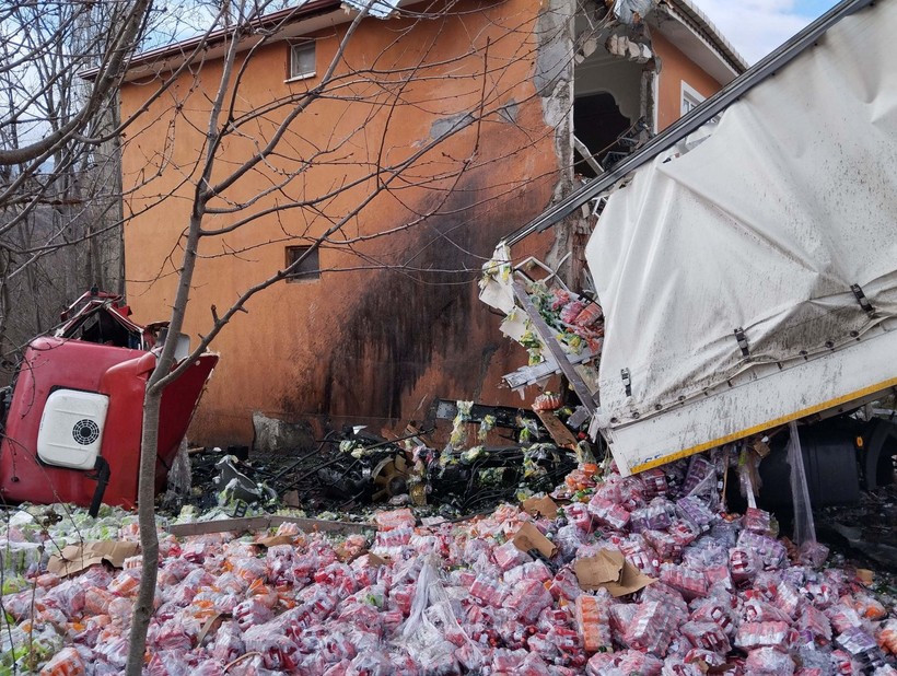 Sivas'ta bir garip ev! Üzerine sürekli kamyon ve tır uçuyor - Resim: 4