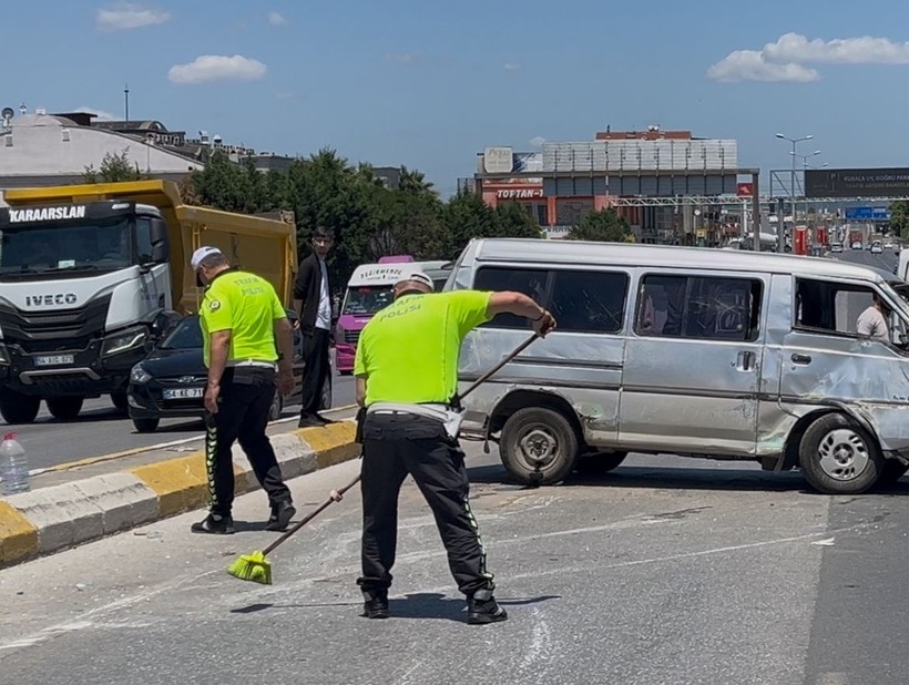 Sakarya'da minibüs devrildi: 6 yaralı - Resim : 1
